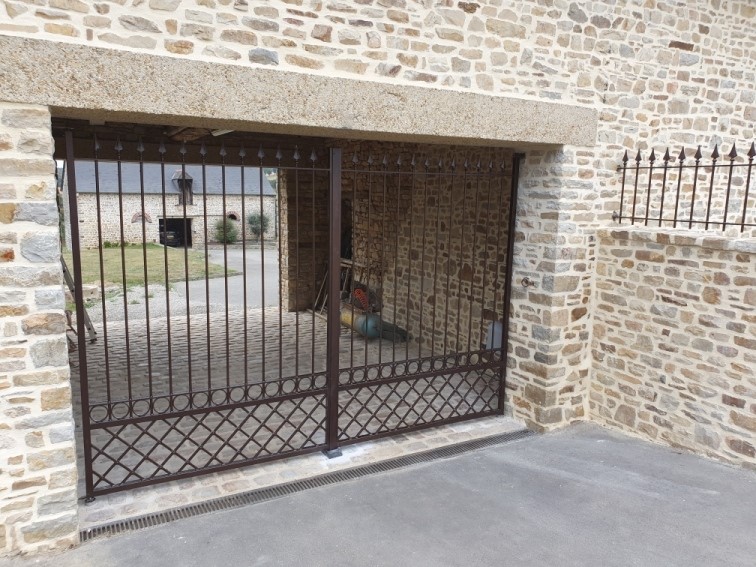 PORTAIL TRADITIONNEL BARREAUDÉ STRUCTURE ACIER
